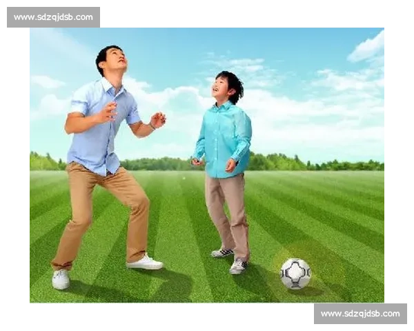 绿荫场上的传承:父子足球梦的双向奔赴 绿荫场上的传承:父子足球梦的双向奔赴